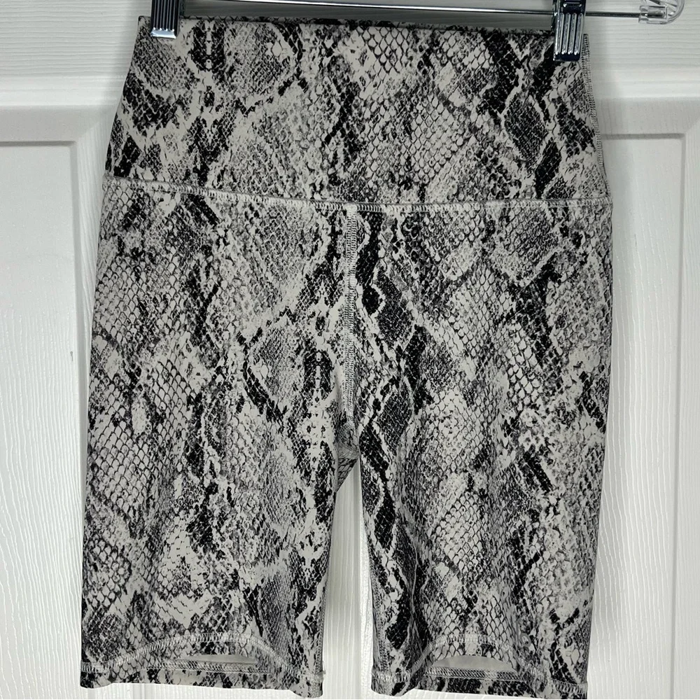 Alo Python Print Leggings Shorts Sz XS gym workout run